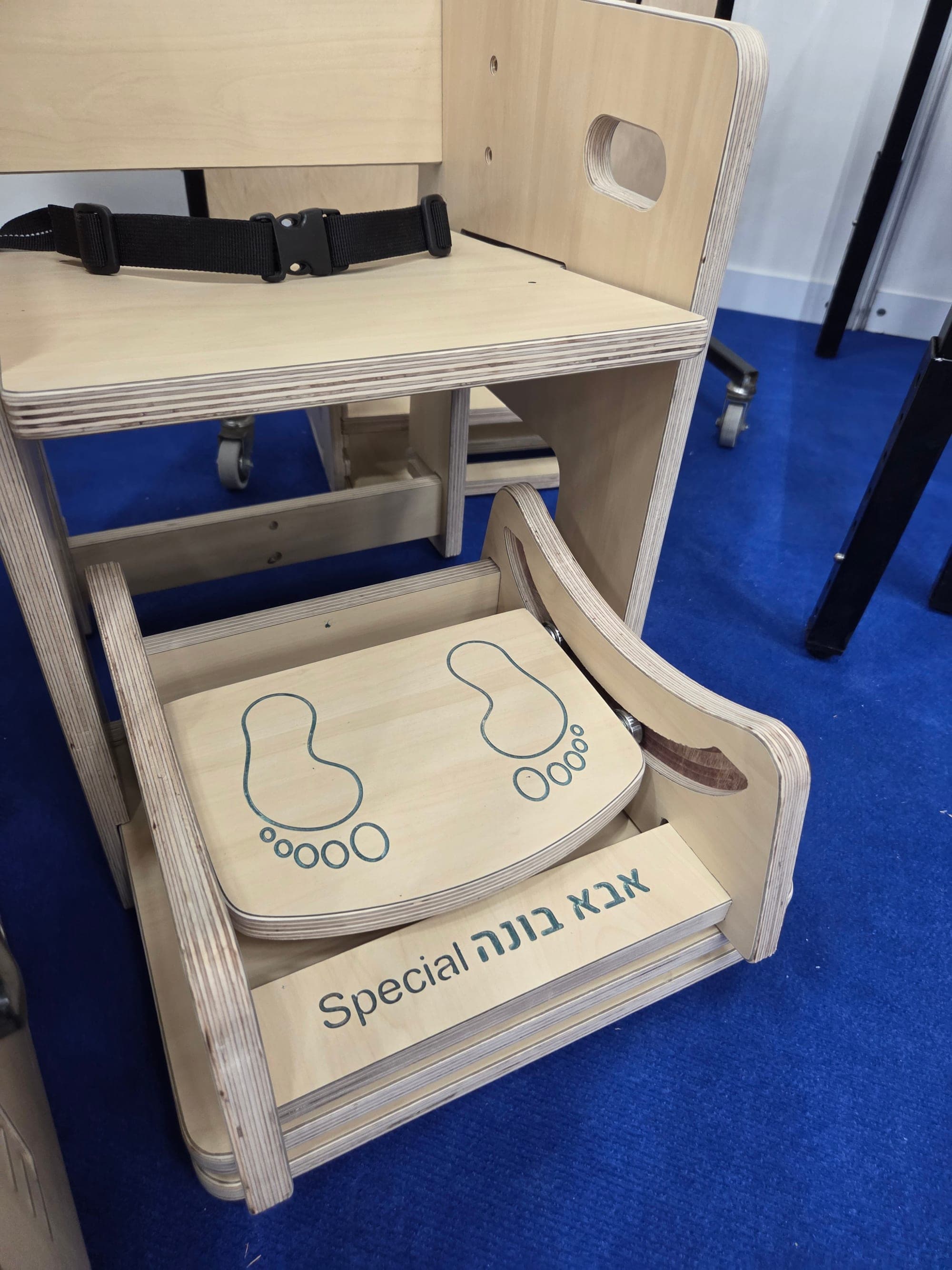 נדנדה לרגליים עבור כיסאות